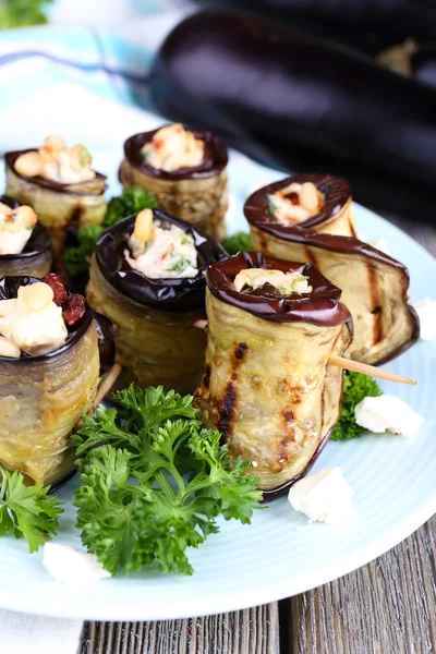 Berenjena frita con requesón en un plato redondo sobre fondo de madera — Foto de Stock