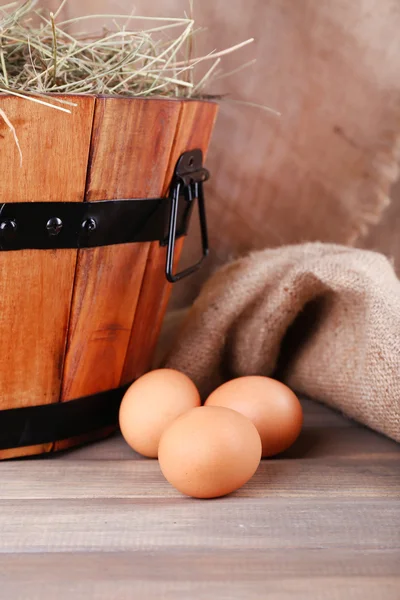 Cesta com grama seca — Fotografia de Stock