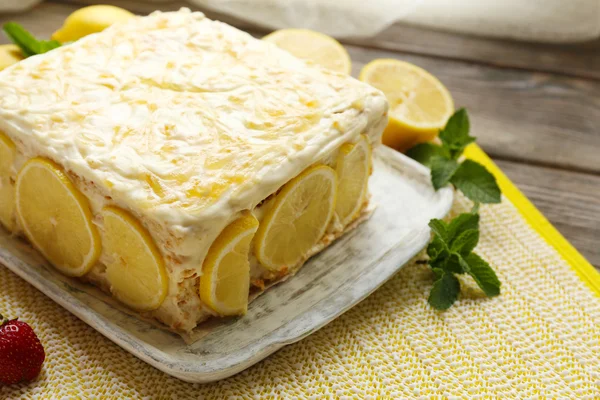 Leckerer Zitronenkuchen auf dem heimischen Tisch — Stockfoto