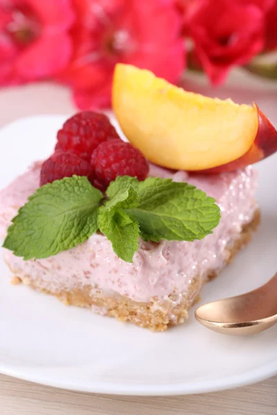 Pastel con frutas y bayas en plato sobre fondo de madera —  Fotos de Stock