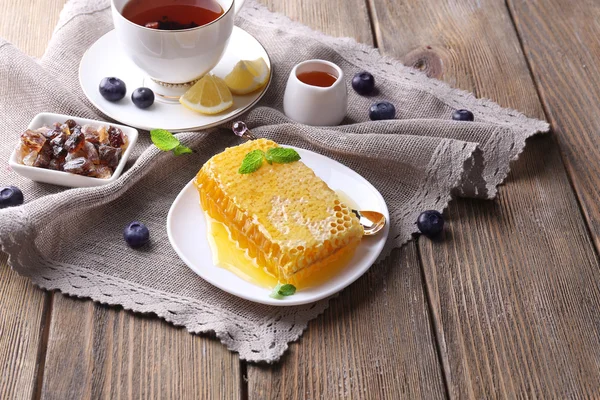 Здорові закуски зі свіжим медом на дерев'яному столі — стокове фото