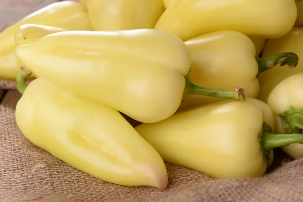 Rijpe gele paprika — Stockfoto