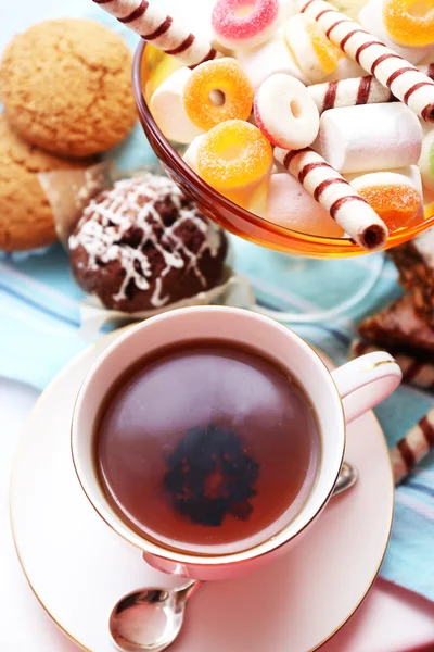 Kopje thee op tafel, close-up — Stockfoto