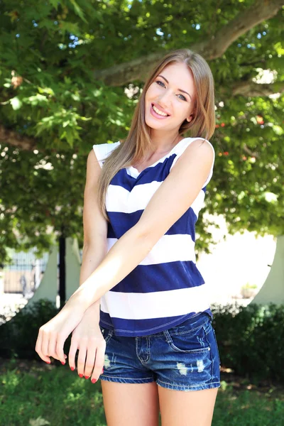 Beautiful young girl outdoors — Stock Photo, Image