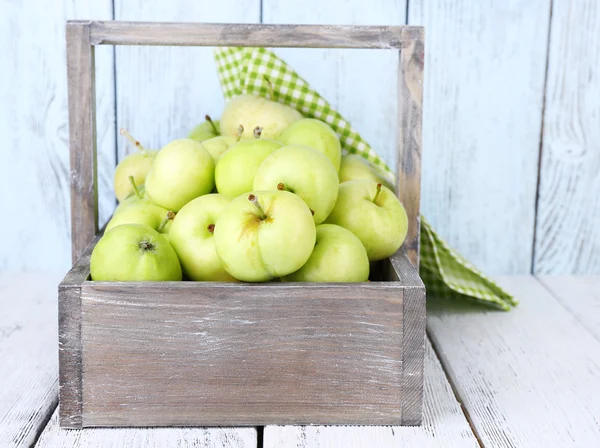 Ripe apples in box on wooden table close-up — Stock Photo, Image