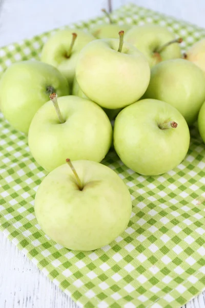 Ripe apples on napkin — Stock Photo, Image