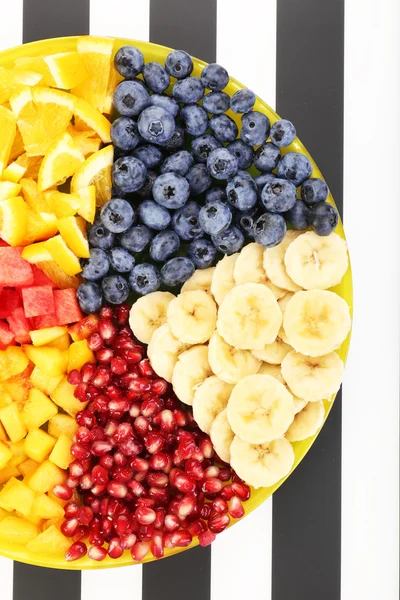 Rebanadas de frutas en el plato en la mesa — Foto de Stock