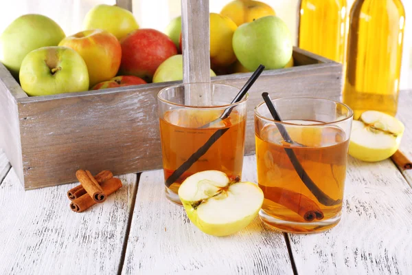 Still life with apple cider and fresh apples on wooden table — Stock Photo, Image