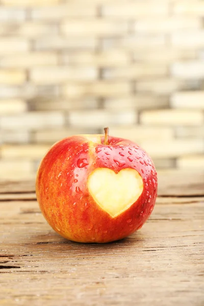 Roter Apfel mit Herz — Stockfoto