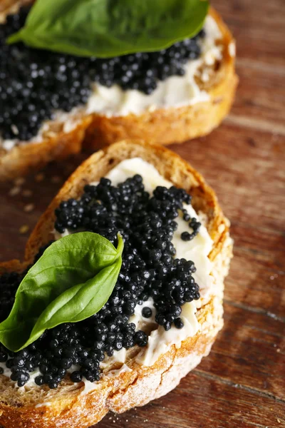 Pan con mantequilla y caviar negro —  Fotos de Stock