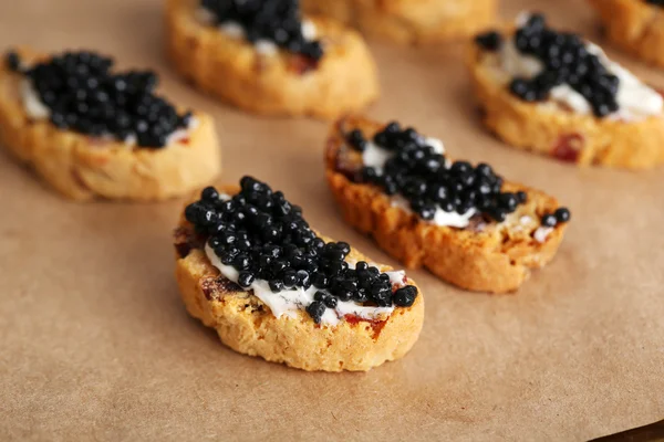 Pane con burro e caviale nero — Foto Stock