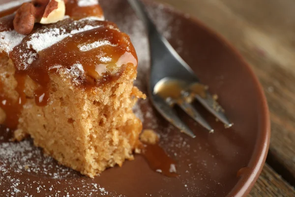 Moitié mangé délicieux gâteau — Photo