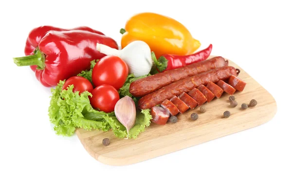 Salchichas finas ahumadas y verduras en la tabla de cortar, aisladas en blanco —  Fotos de Stock