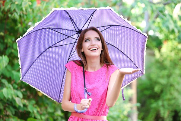 屋外の傘を持つ美しい少女 — ストック写真