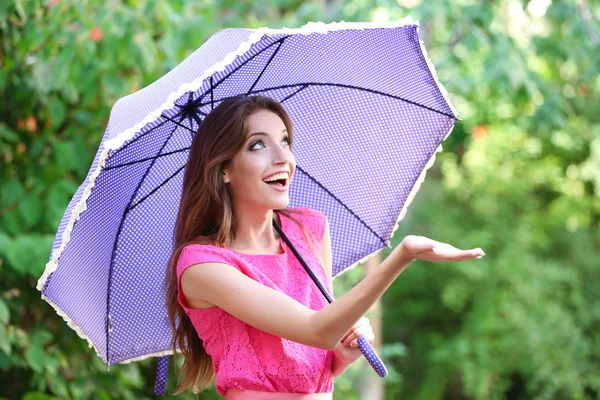 年轻漂亮的女孩在户外的伞 — 图库照片