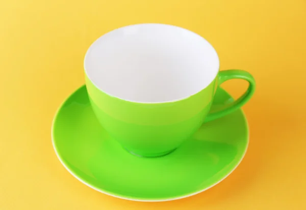 Taza colorida sobre fondo de color — Foto de Stock