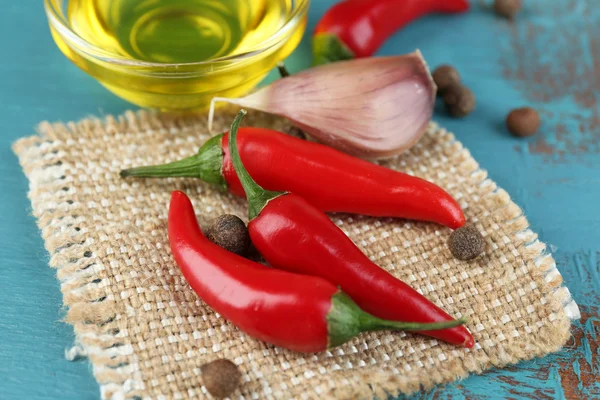 Uppsättning av kryddor och olivolja i skål, på färg trä bakgrund — Stockfoto