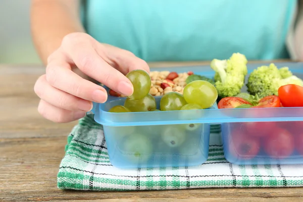 Kobieta co smaczne wegetariańskie lunch, z bliska — Zdjęcie stockowe