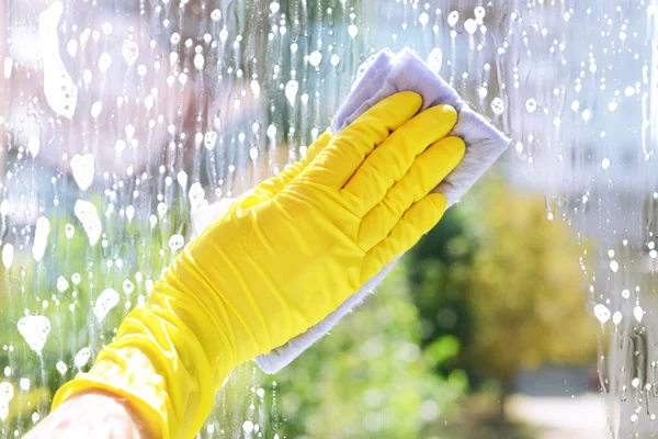 Cleaning windows with rag — Stock Photo, Image