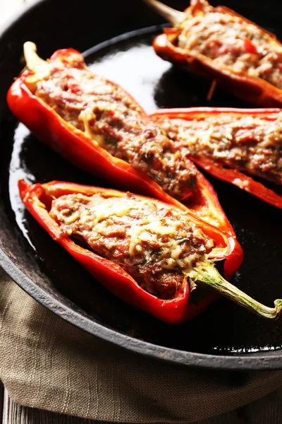 Delicious stuffed peppers in frying pan on table close-up — Stock Photo, Image