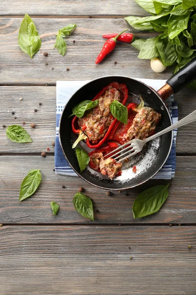 Deliciosos pimentos recheados na frigideira na mesa close-up — Fotografia de Stock