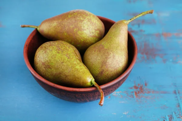 Rijpe peren in kom — Stockfoto