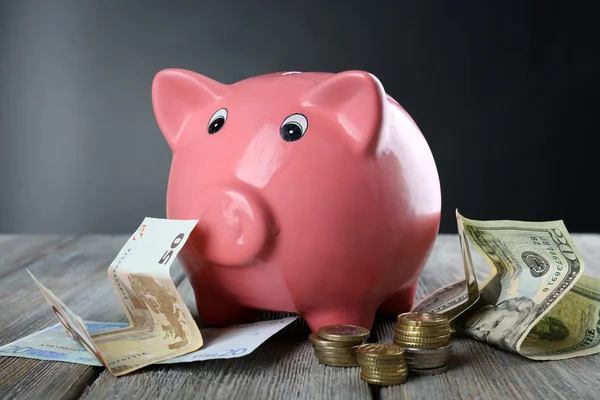 Banco porquinho na mesa de madeira — Fotografia de Stock