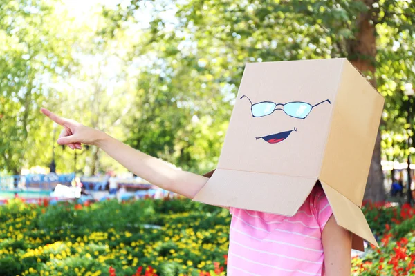 Femme avec boîte en carton sur la tête avec visage heureux, à l'extérieur — Photo