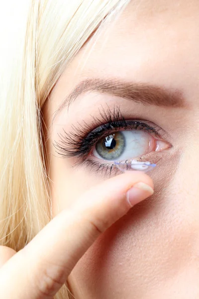 Concepto de medicina y visión: mujer joven con lentes de contacto, primer plano —  Fotos de Stock