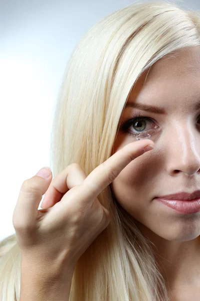 Concepto de medicina y visión: mujer joven con lentes de contacto, primer plano —  Fotos de Stock