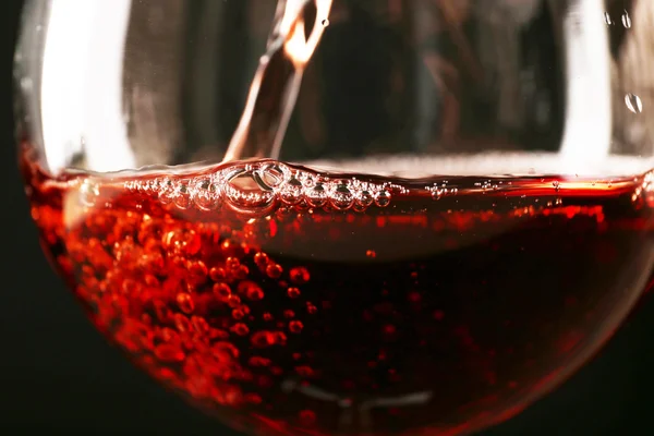 Bicchiere di vino rosso su sfondo scuro primo piano — Foto Stock