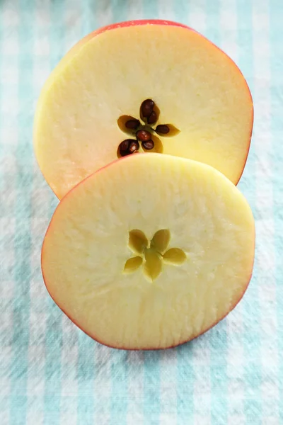 Skivad saftiga äpplen — Stockfoto