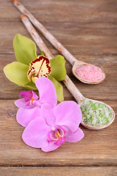 Tropical orchid flowers and sea salt — Stock Photo, Image