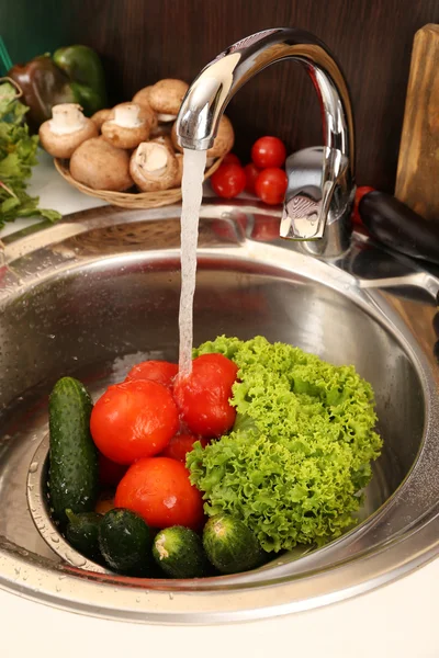 Gemüse im Waschbecken — Stockfoto