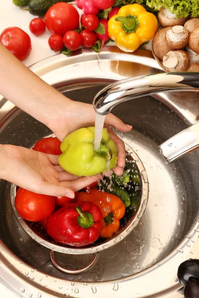 Le mani della donna che lavano verdure — Foto Stock