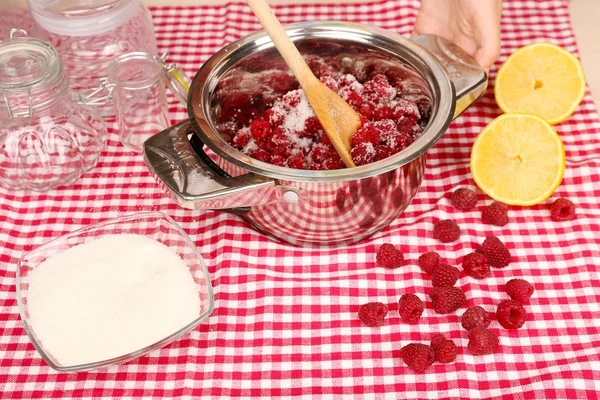 ราสเบอร์รี่แดง น้ําตาล น้ํามะนาว และขวดแก้ว — ภาพถ่ายสต็อก
