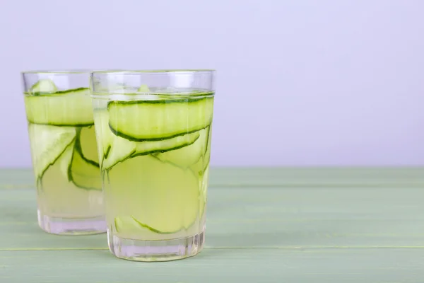 Дві склянки огіркового коктейлю — стокове фото