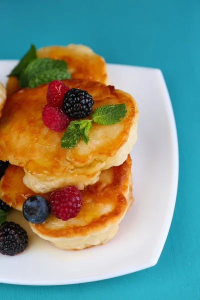 Pancake with fresh berries and mint leaf — Stock Photo, Image