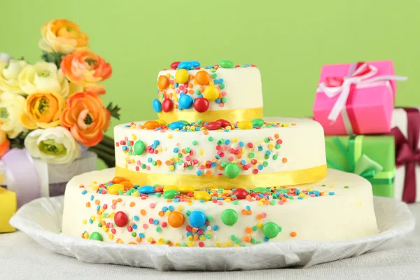 Birthday cake and gifts — Stock Photo, Image