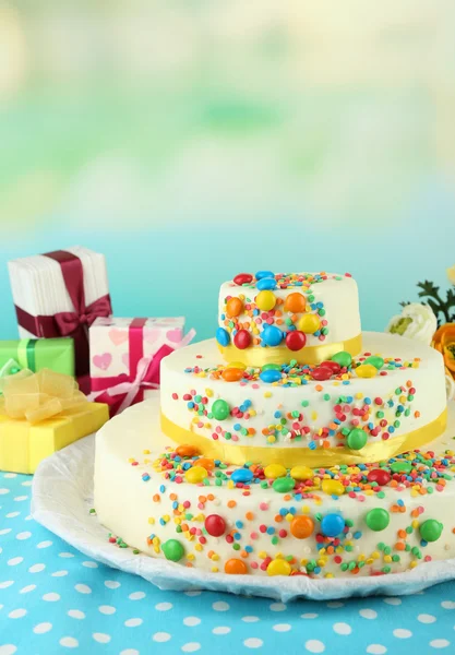 Pastel de cumpleaños y regalos — Foto de Stock