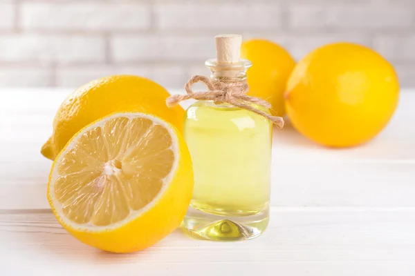 Olio di limone in tavola — Foto Stock