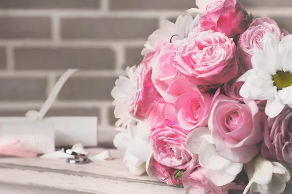 Belle nature morte de mariage avec bouquet sur fond de mur de briques — Photo