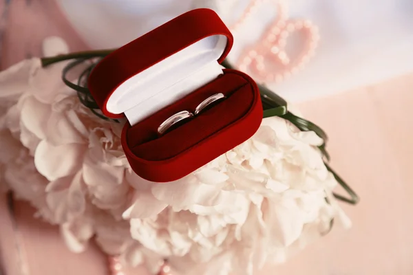 Belo buquê de casamento no fundo claro — Fotografia de Stock