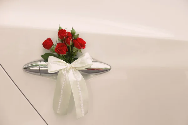 Bruiloft auto versierd met bloemen — Stockfoto