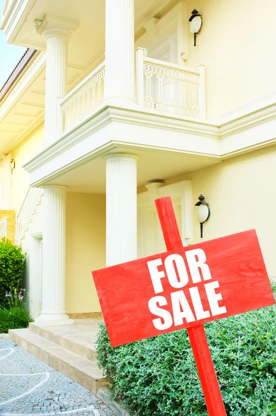 Nemovitosti podepsat před nový dům na prodej — Stock fotografie