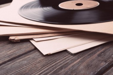 Vinil kayıtları ve kağıt kapakları