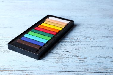 kutusunda ahşap arka plan üzerinde renkli tebeşir pastel