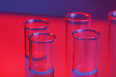 test tüpleri mor zemin üzerine mavi sıvı ile