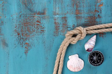 ahşap zemin üzerinde deniz düğüm