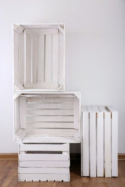 Oda boş tahta kasalarda